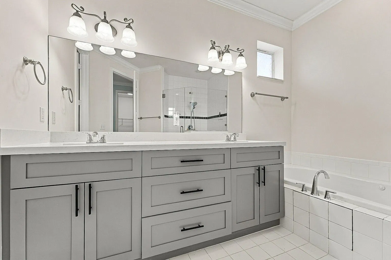 3 bed, 2109 sqft, $3,900 — Photo 3