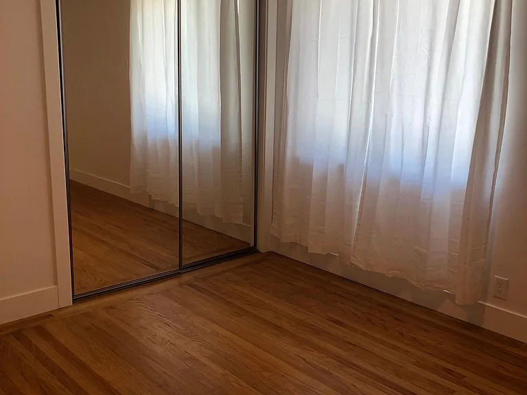 BEDROOM SLIDING MIRRORED DOOR CLOSET
