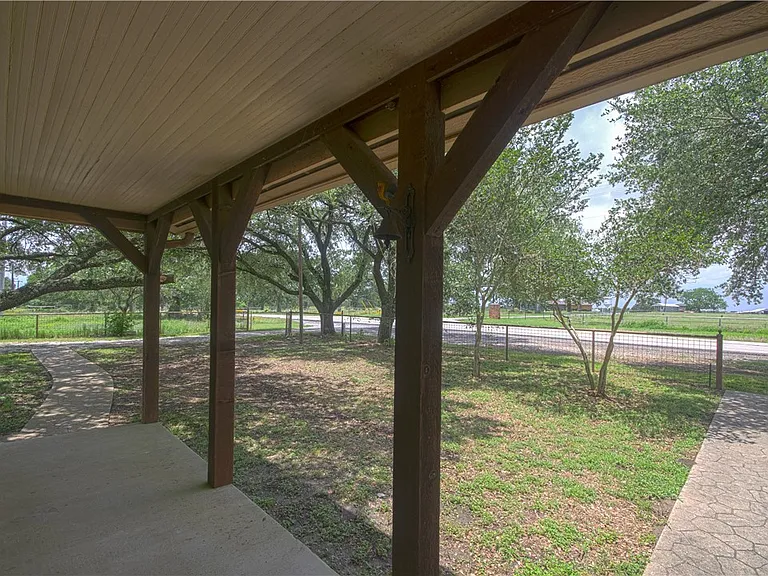 9852 FM 1179 — Photo 15