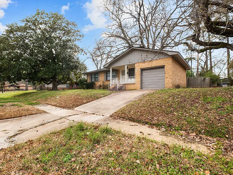 2335 Pleasant Dr — Photo 3
