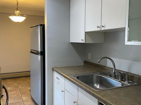 3rd image of 633 Robert St S