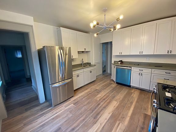 Kitchen w/new appliances and custom cabinetry