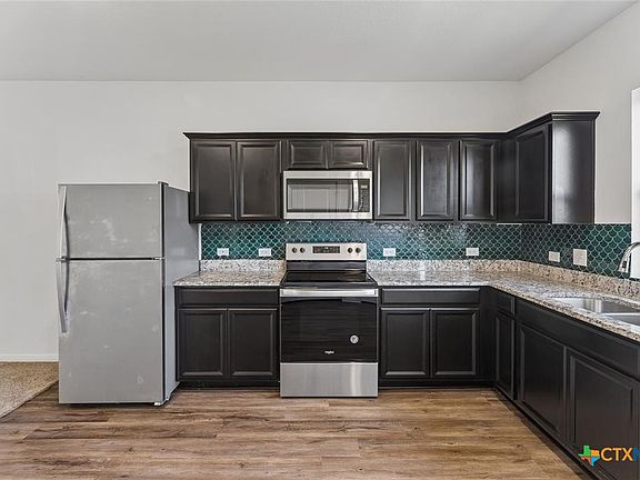 5th image of 124 NE Peony Ln