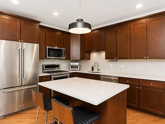 2nd image of 1517 W Adams St #3