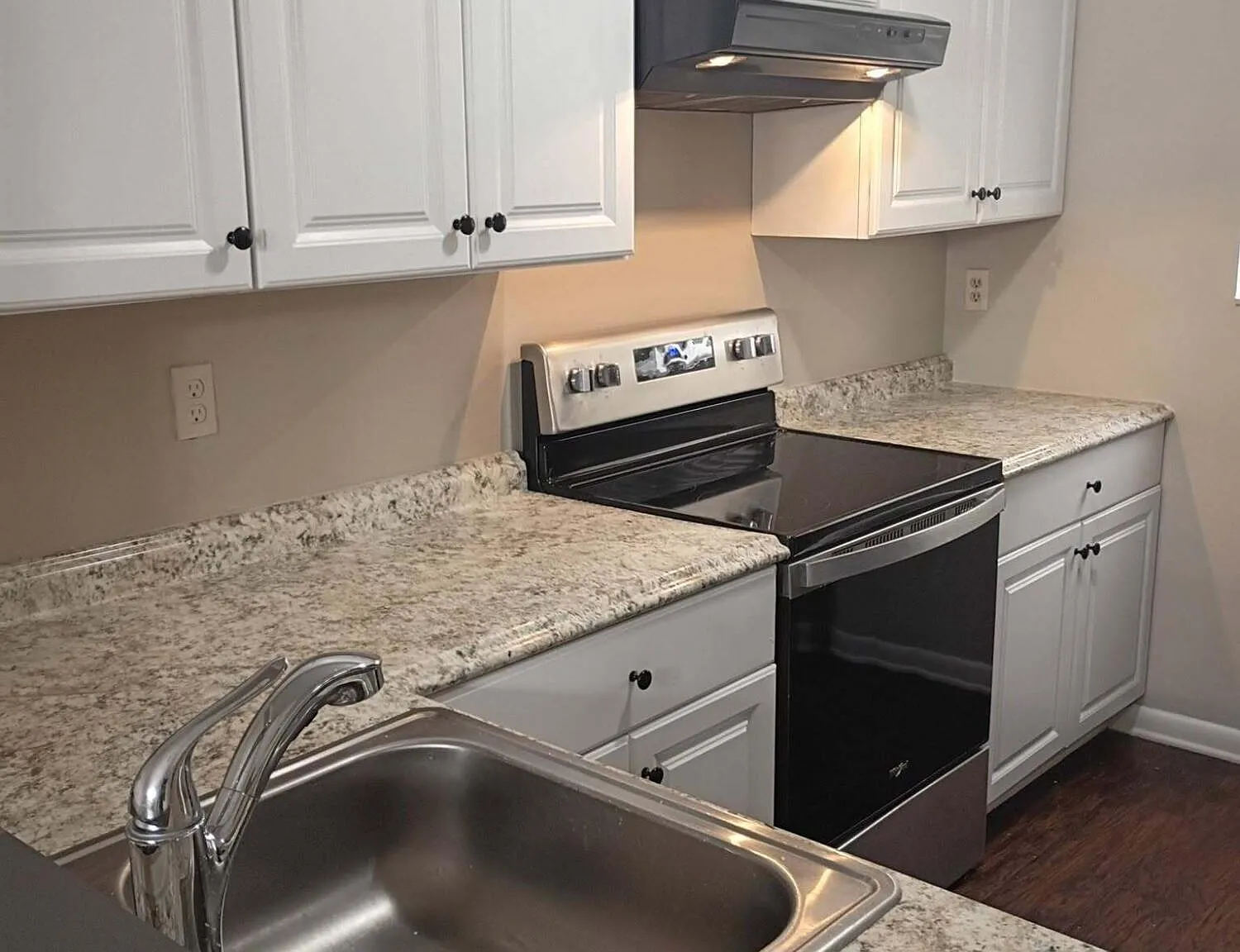 2 bed, 2.5 bath, 1035 sqft, $1,300 — Photo 2