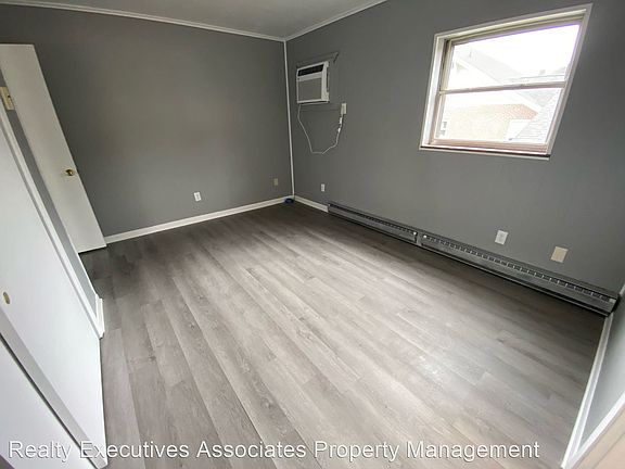 5th image of 149 S Magnolia St