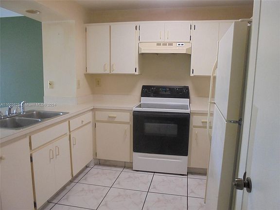 4th image of 15430 SW 82nd Ln APT 631