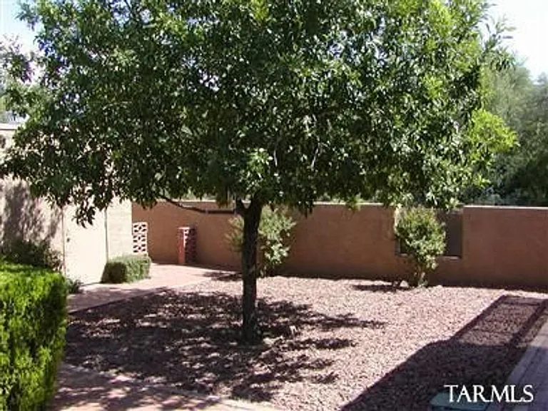 4478 E Kleindale Rd — Photo 10