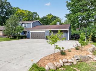 5890 Chickadee Ln, Clarkston, MI 48346
