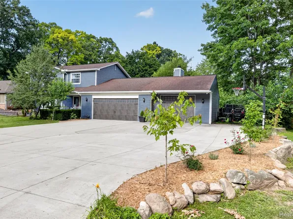 5890 Chickadee Ln, Clarkston, MI 48346