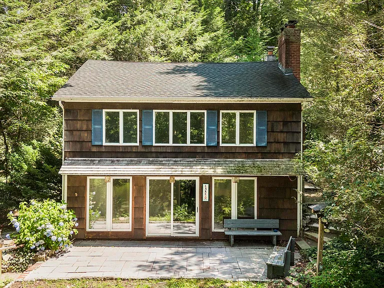 215 Manor Rd — Photo 1