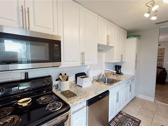5th image of 1052 Pineview Pl