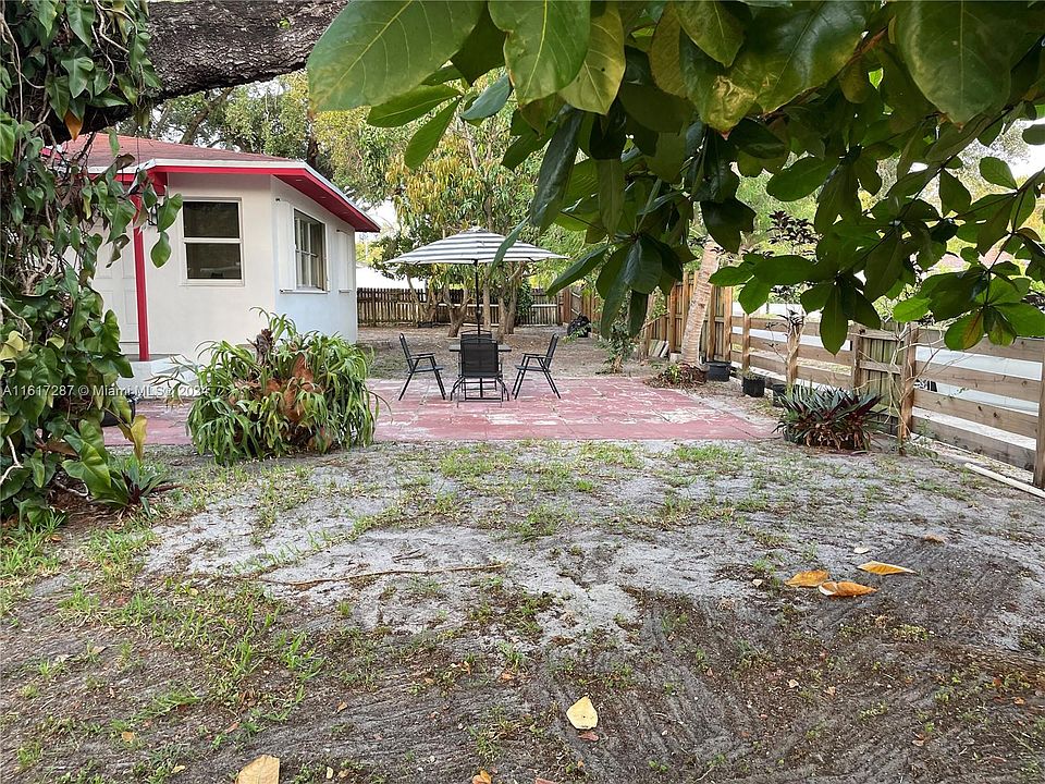 1st image of 905 NE 129th St