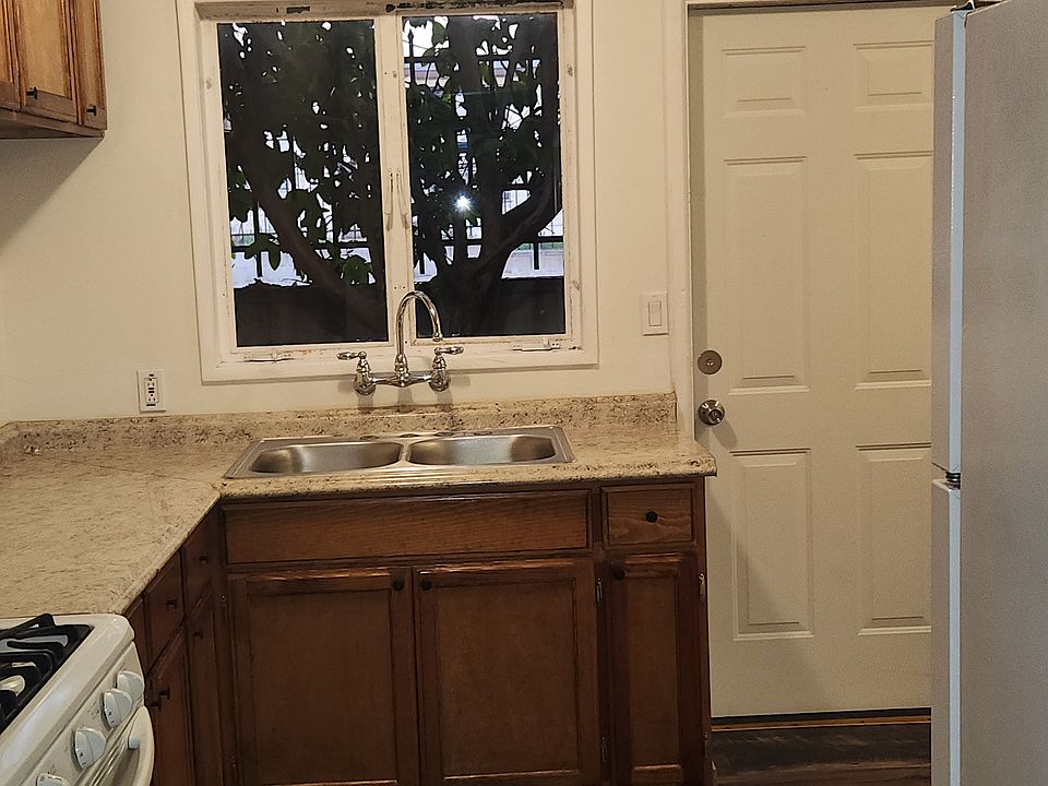 Kitchen - comes with appliances