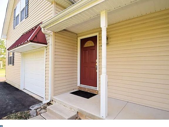 4th image of 17 Philena Ave #2