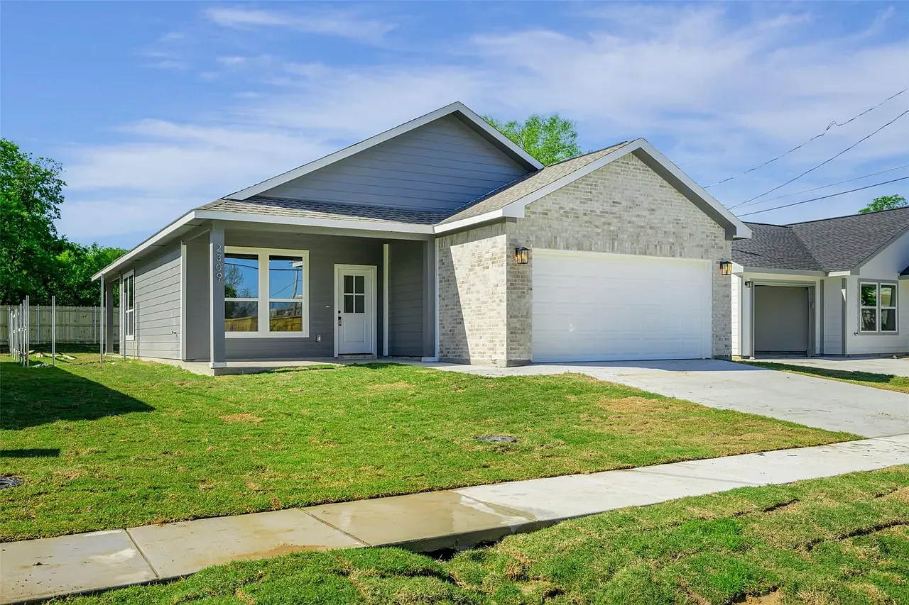3 bed, 1253 sqft, $1,699 — Photo 1