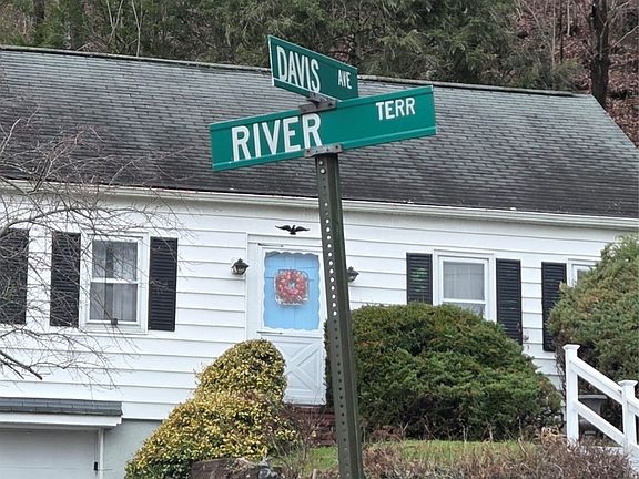 2nd image of 520 Davis Ave