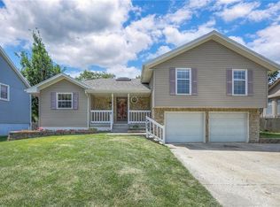 1733 NE Ridgeview Dr, Lees Summit, MO 64086