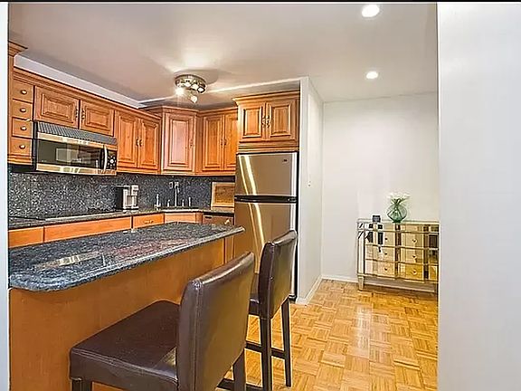 4th image of 150 W 51st St APT 1024