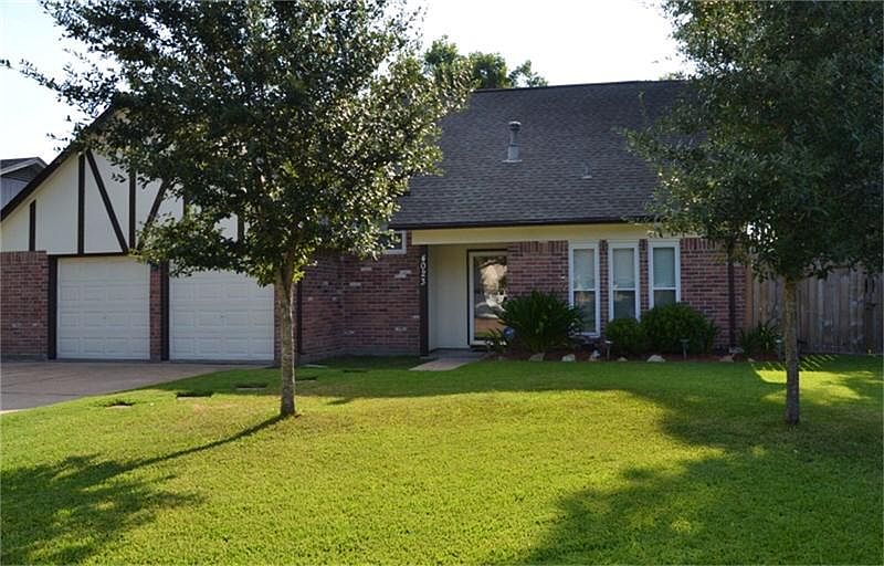GREAT CURB APPEAL ON CUL-DE-SAC