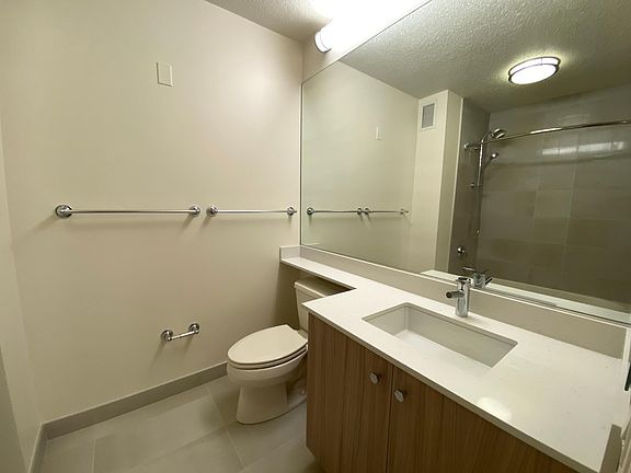 2nd image of 550 N Kingsbury St #2