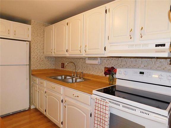 3rd image of 74 Parkwood Ln