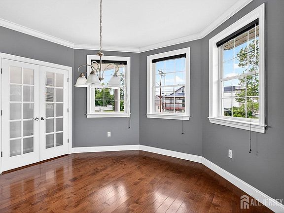 4th image of 120 S Rosewell St