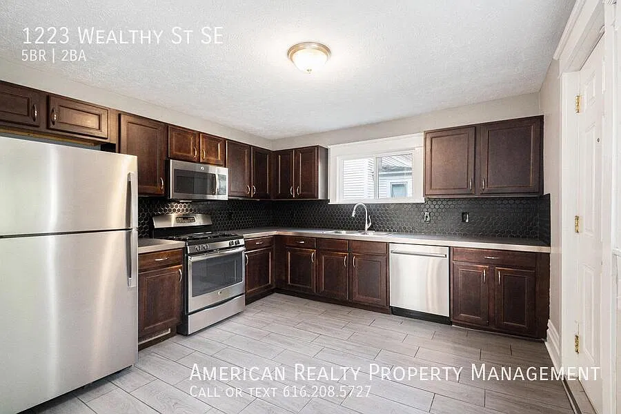 5 bed, 1500 sqft, $3,000 — Photo 2