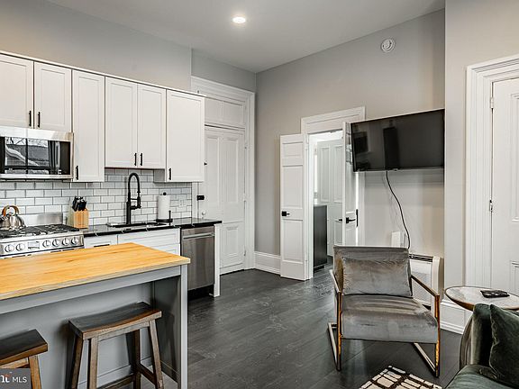 4th image of 305 S Walnut St #4