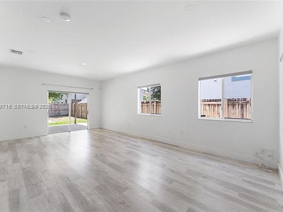 4th image of 379 NE 31st Ave #0