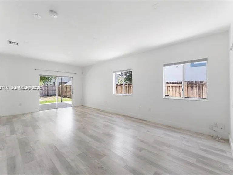 379 NE 31st Ave — Photo 3