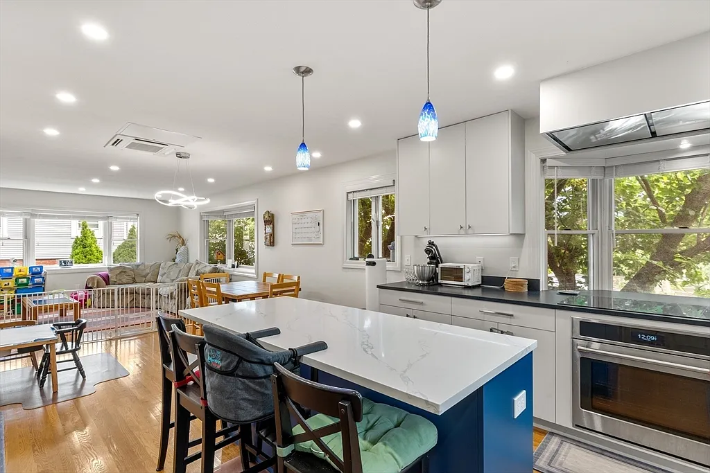 4 bed, 3.5 bath, 3000 sqft, $7,000 — Photo 3