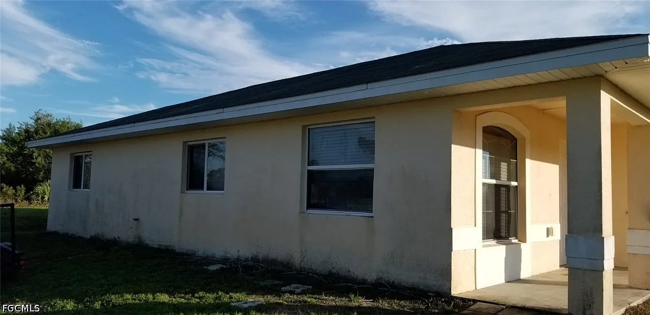 3 bed, 2.0 bath, 1048 sqft, $1,550 — Photo 2