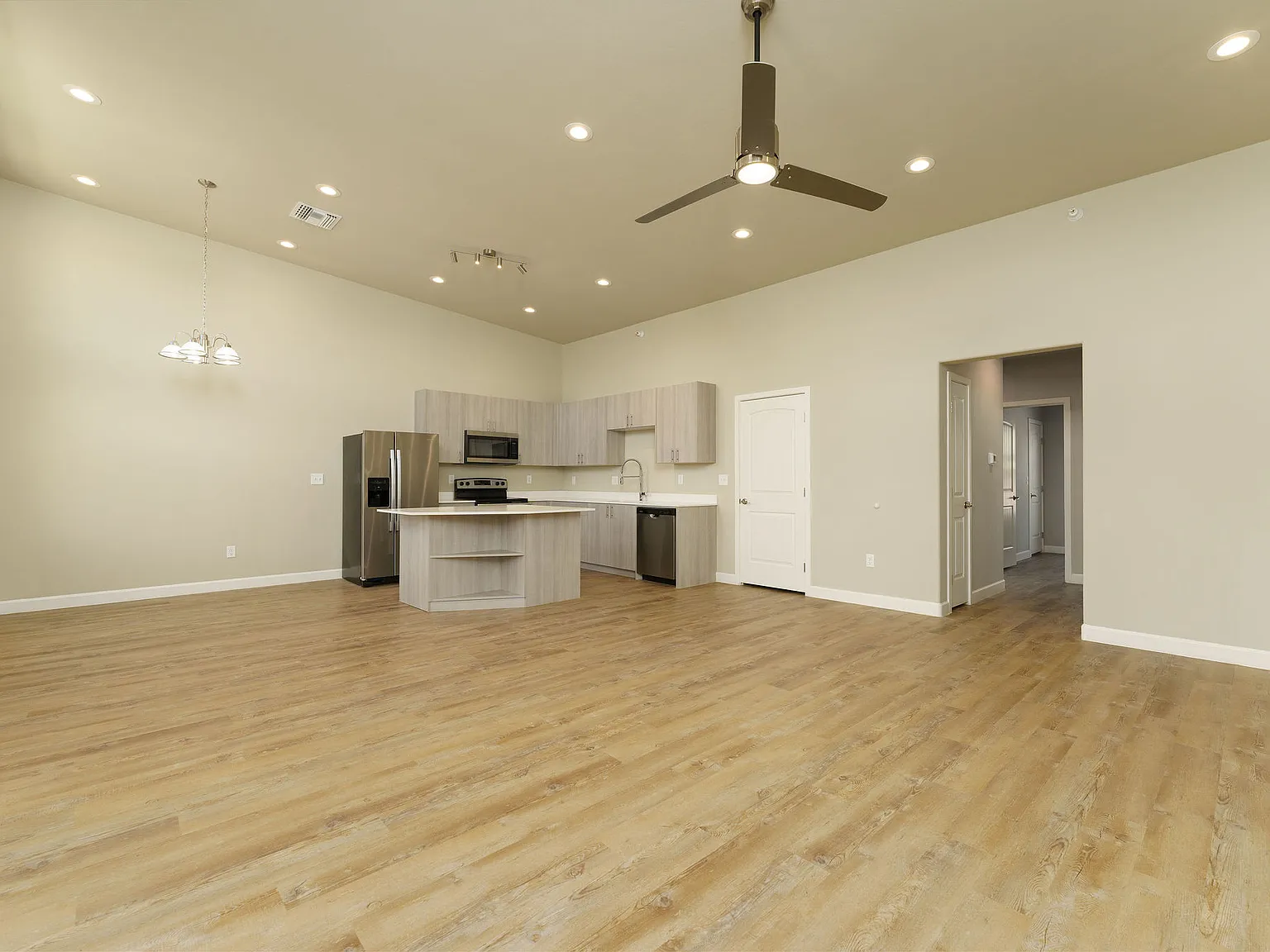2 bed, 1100 sqft, $1,600 — Photo 3