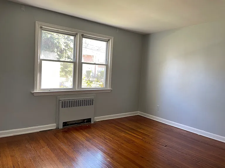 581 Thomas St — Photo 12