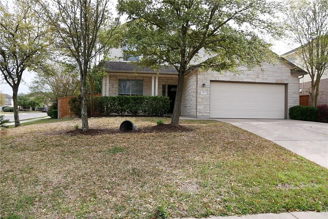 4 bed, 2.5 bath, 2391 sqft, $2,300 — Photo 2