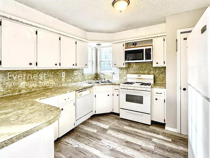 1756 S Pine Ave — Photo 6