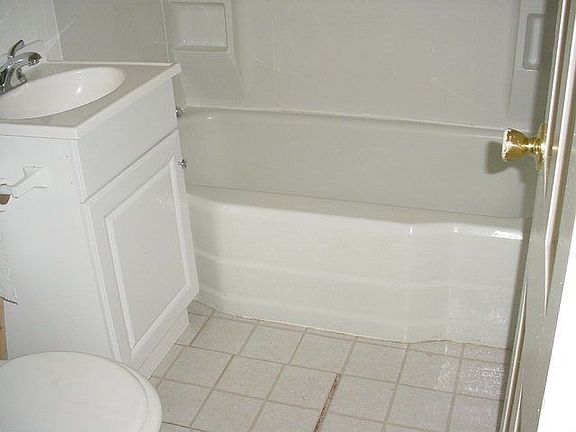 4th image of 587 Hamilton Blvd