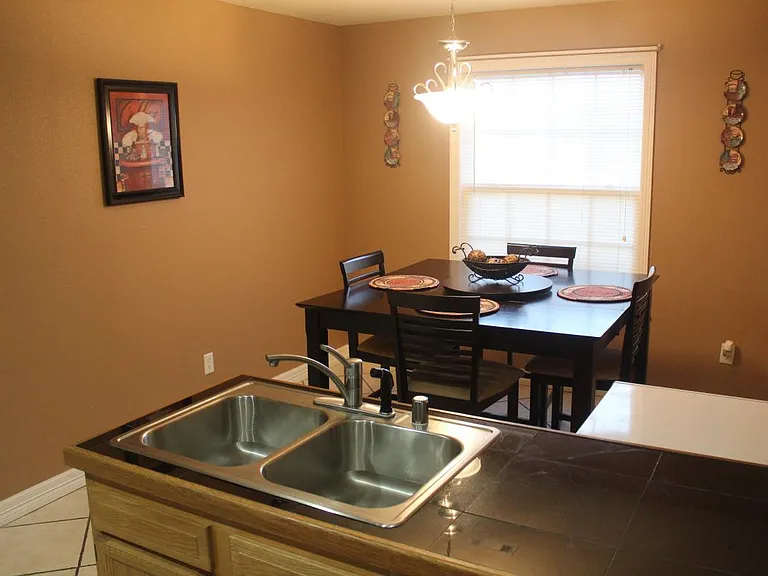 4702 SW Golden Eagle Ave — Photo 8