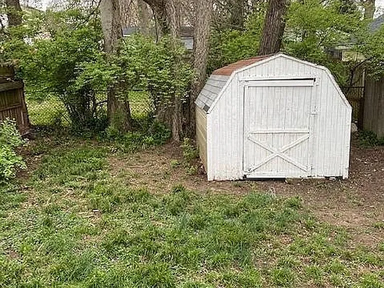 663 Shropshire Ave — Photo 12