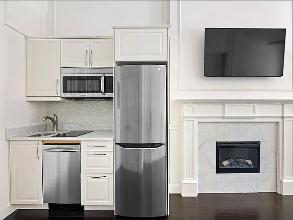 3rd image of 258 W 71st St #A