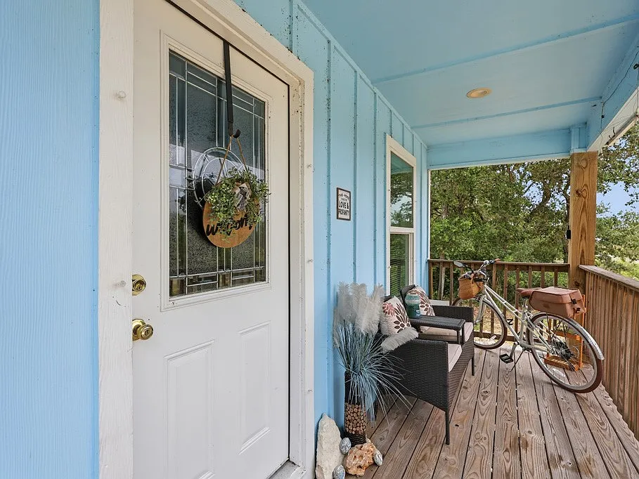 3 bed, 2.0 bath, 1350 sqft, $2,000 — Photo 2