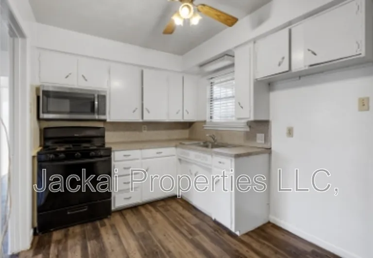 814 E Centennial St — Photo 6