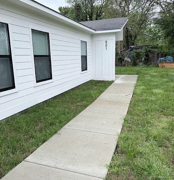 801 Goodwyn St — Photo 3