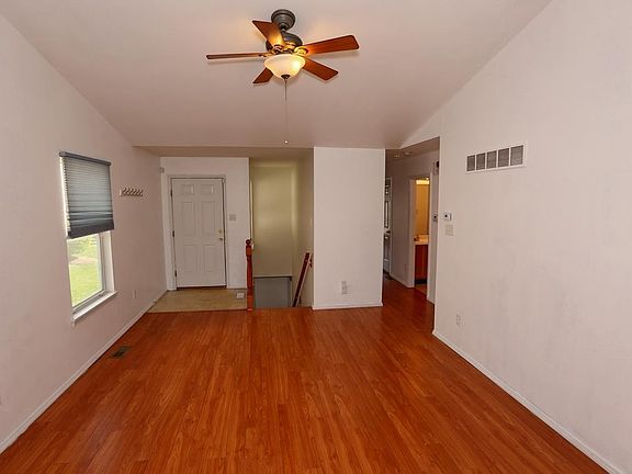 4th image of 35 Jost Villa Dr