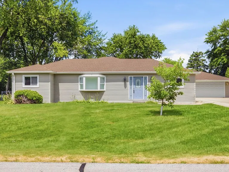 440 Aster Ln — Photo 2