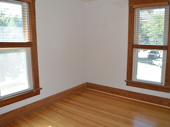 Bedroom 2- 11.5' x 8'