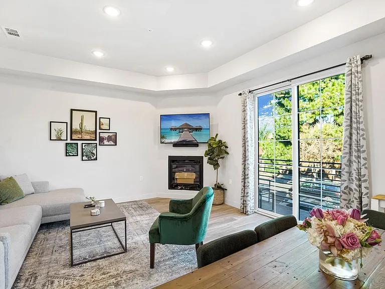 10910 Peach Grove St #5 — Photo 4