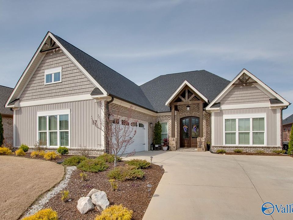 1st image of 17 Cobbs Cove Way SE