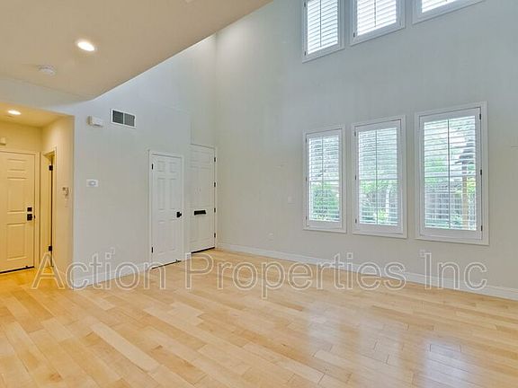 3rd image of 335 Everett Ave